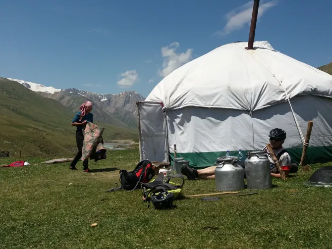 Dviejų pėrejų žygis žirgais Kirgizijoje, Ten Šanio kalnuose